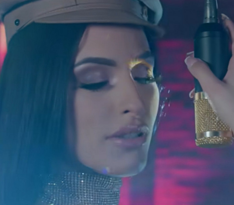 Spava sa maskom na licu: Pevačici se razbolela ćerka