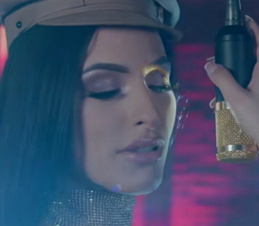 Spava sa maskom na licu: Pevačici se razbolela ćerka