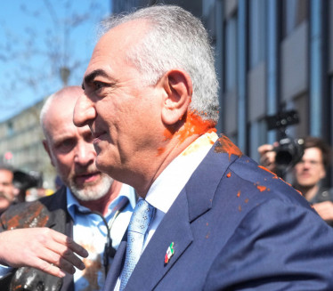 Napali sina poslednjeg iranskog šaha: Pogođen paradajzom?