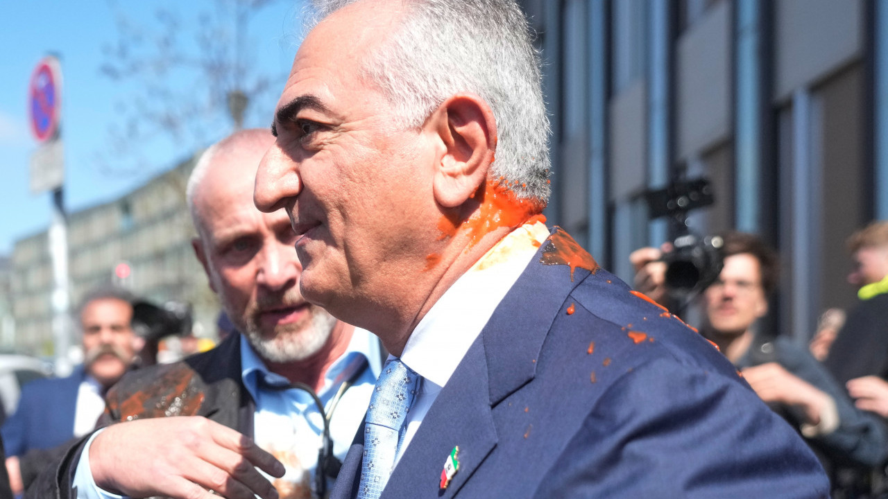 Napali sina poslednjeg iranskog šaha: Pogođen paradajzom?