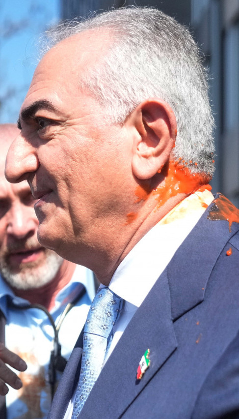 Napali sina poslednjeg iranskog šaha: Pogođen paradajzom?