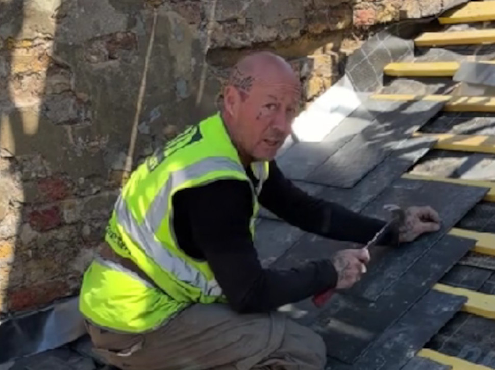 Zvezda 90-ih danas krpi krovove i – srećan je (foto)