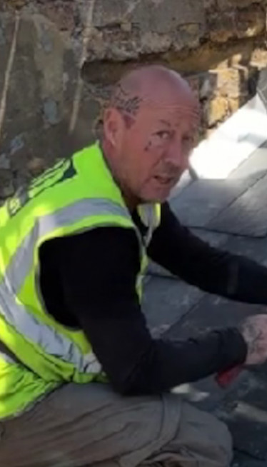 Zvezda 90-ih danas krpi krovove i - srećan je (foto)