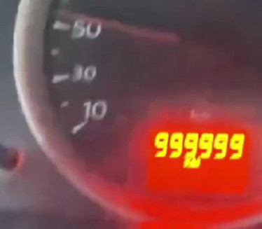 Snimio kad auto prelazi 1.00.000. km -evo šta se onda desilo