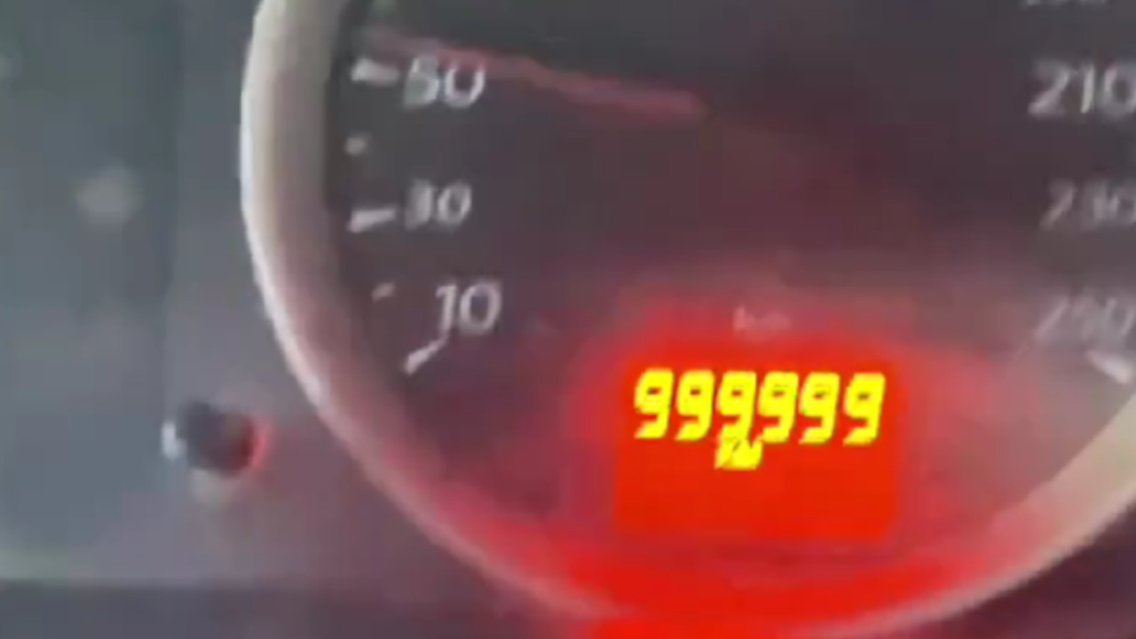 Snimio kad auto prelazi 1.00.000. km -evo šta se onda desilo