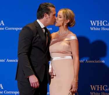 Шок на црвеном тепиху: Хегсетова жена у хаљини од 1.400 дин?