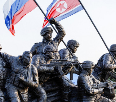 У Пјонгјангу откривен споменик палим борцима у Украјини Фото