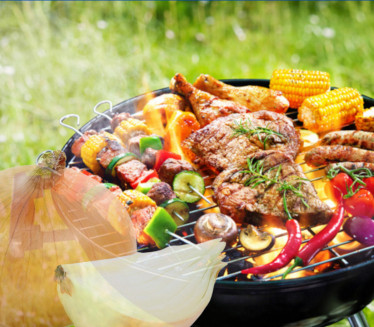 Моћан трик са црним луком: Ево како најлакше очистити роштиљ