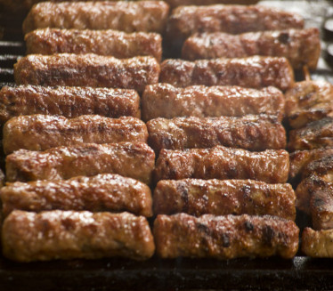 Пеците као роштиљ мајстори: Трик за укусне ћевапе!