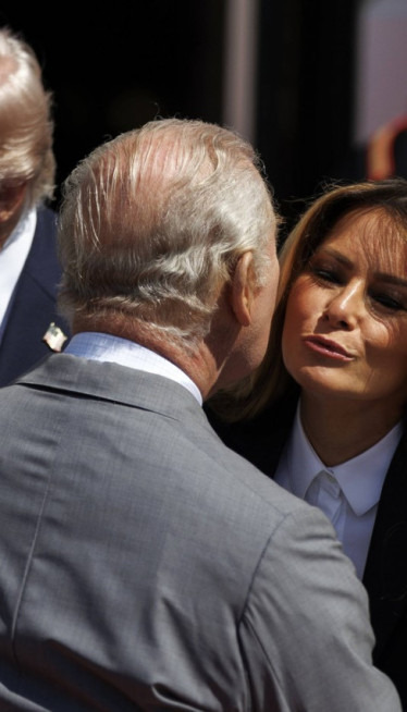 Čarls prekršio protokol zbog Melanije? Ovo je "tajna poruka"