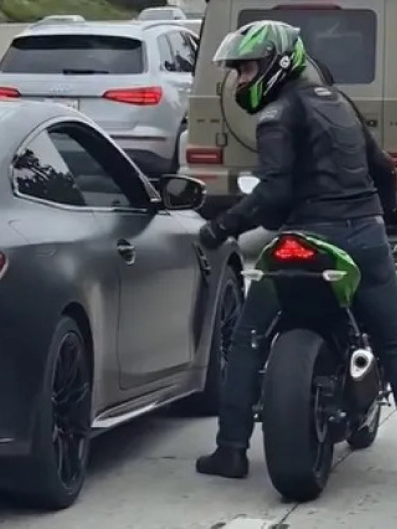 Svađa vozača i motoriste nasmejala mreže, ali postoji kvaka
