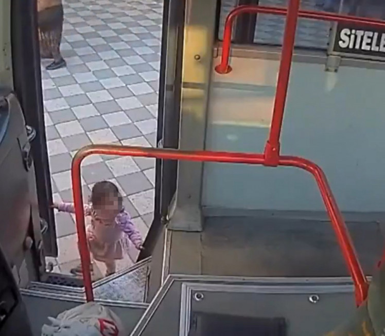 Vozač krenuo kući pa začuo plač:Našao dete na zadnjem sedištu