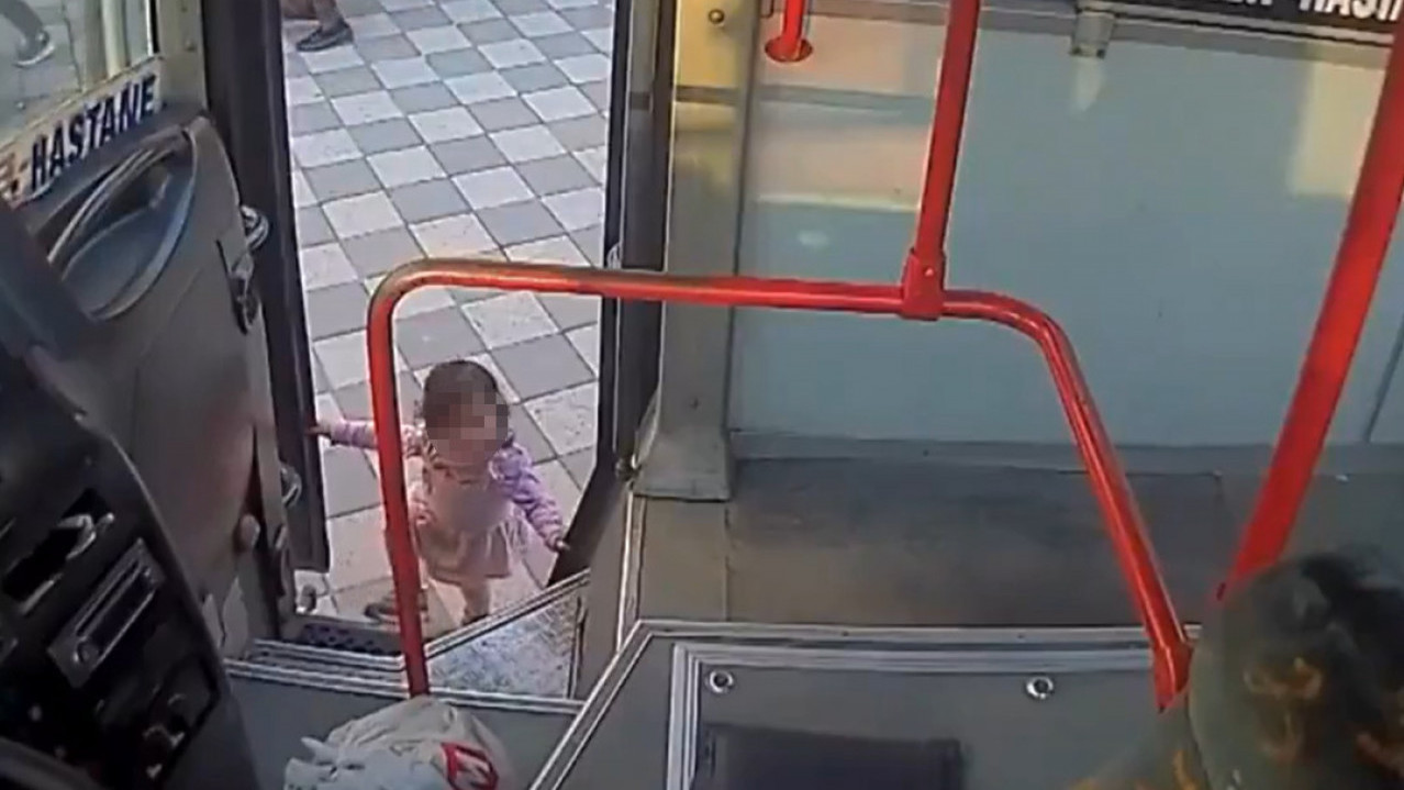 Vozač krenuo kući pa začuo plač:Našao dete na zadnjem sedištu
