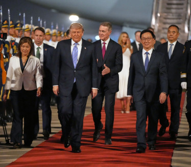 Трамп стигао у Кину! Чека се историјски сусрет са Сијем ФОТО
