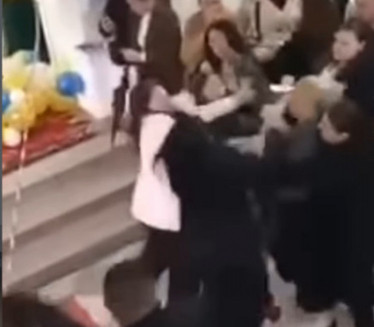 Haos na maturi u Cazinu!Majke se potukle i čupale kose VIDEO