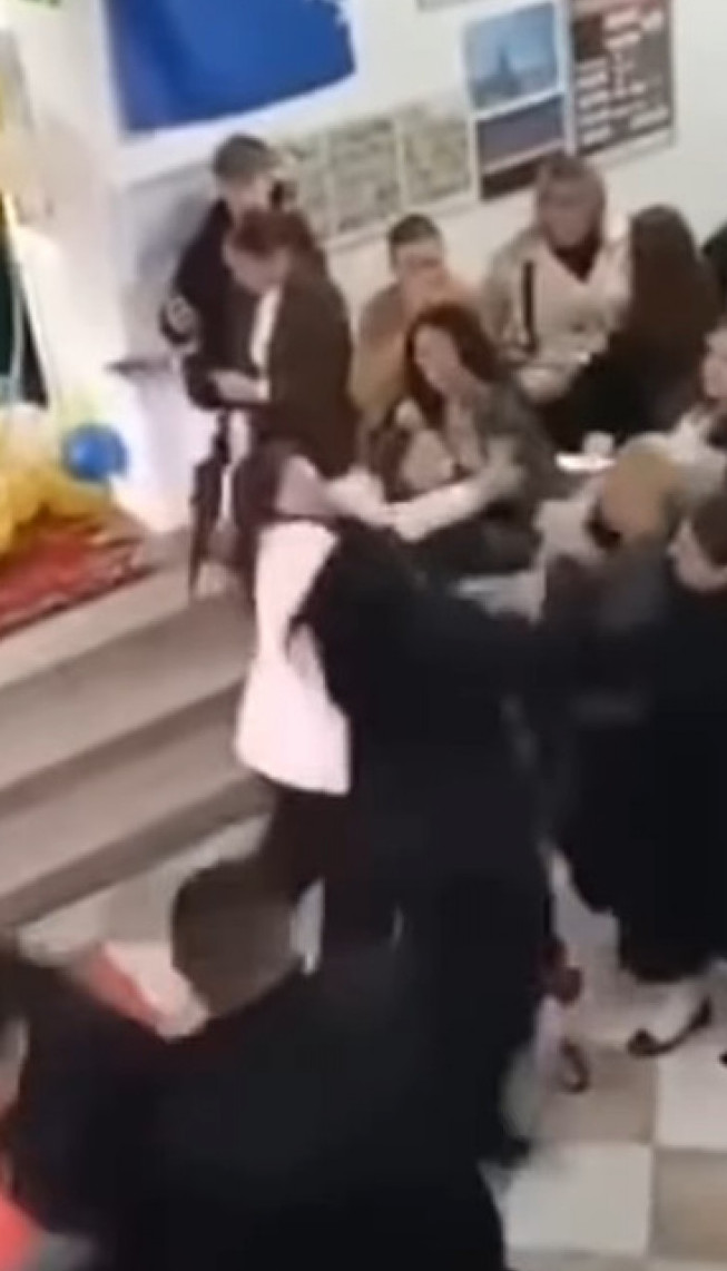 Haos na maturi u Cazinu!Majke se potukle i čupale kose VIDEO