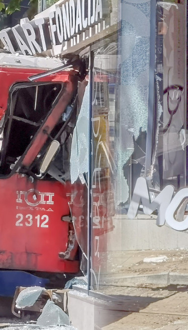 Vraćen na šine: Kako je uklonjen tramvaj koji je iskočio