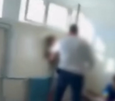 OBJAVLJEN SNIMAK Nastavnik napao đaka: "Da ti glavu otkinem"