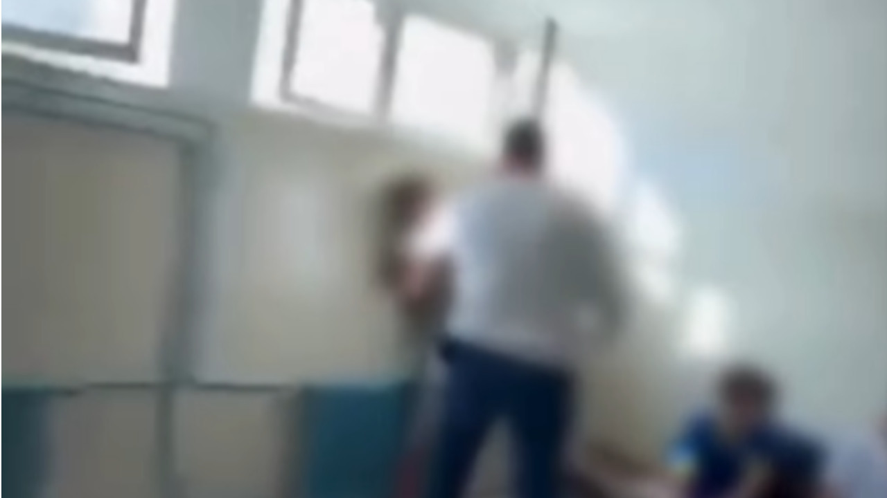 OBJAVLJEN SNIMAK Nastavnik napao đaka: "Da ti glavu otkinem"
