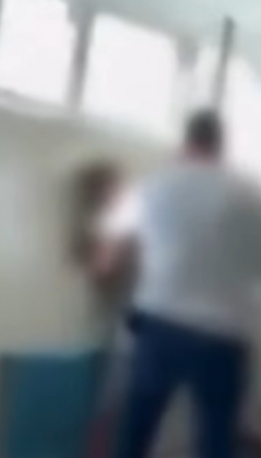 OBJAVLJEN SNIMAK Nastavnik napao đaka: "Da ti glavu otkinem"