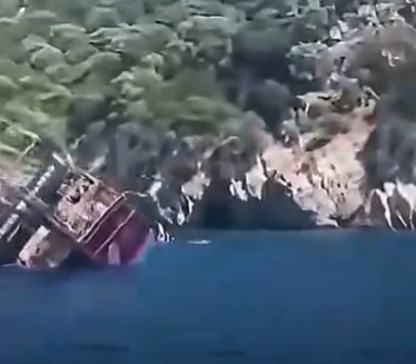 Drama: Potonuo gusarski brod, 148 turista skakalo u more