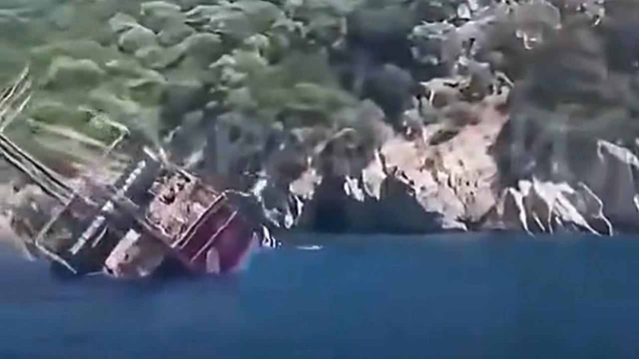 Drama: Potonuo gusarski brod, 148 turista skakalo u more