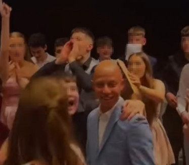 Живео Викторе! Снимак са матуре у Београду расплакао Србију