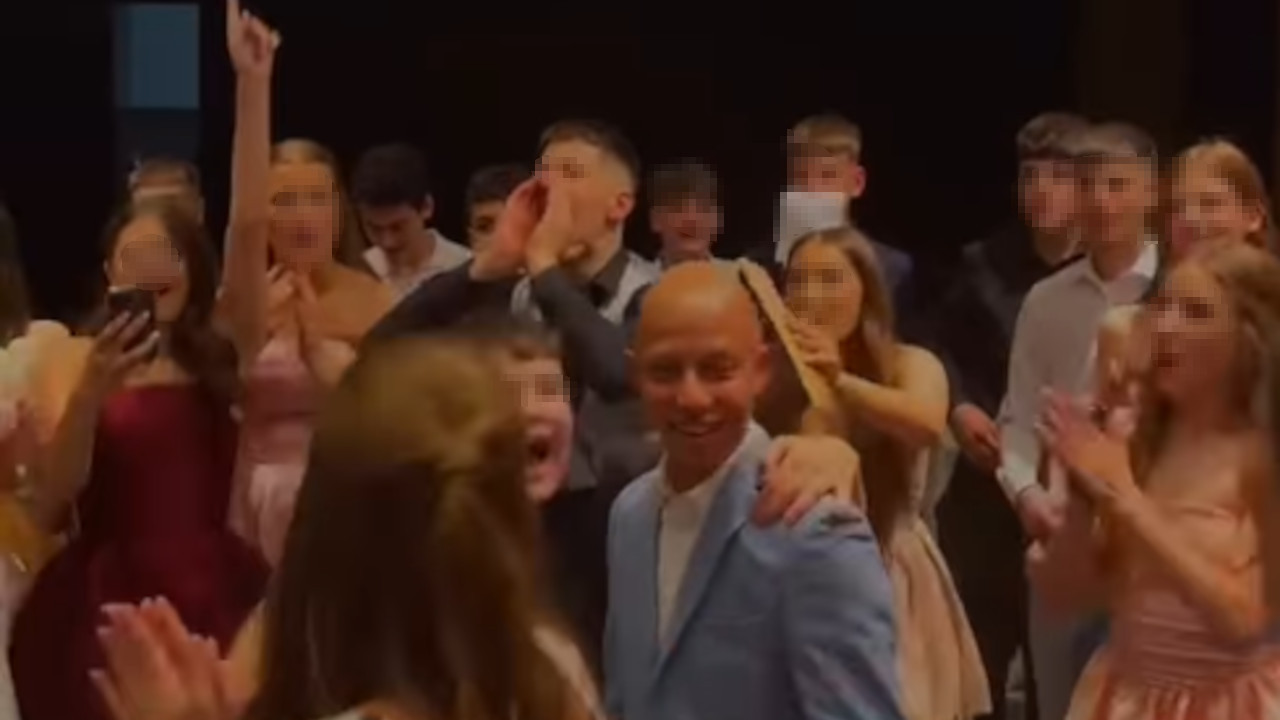 Живео Викторе! Снимак са матуре у Београду расплакао Србију