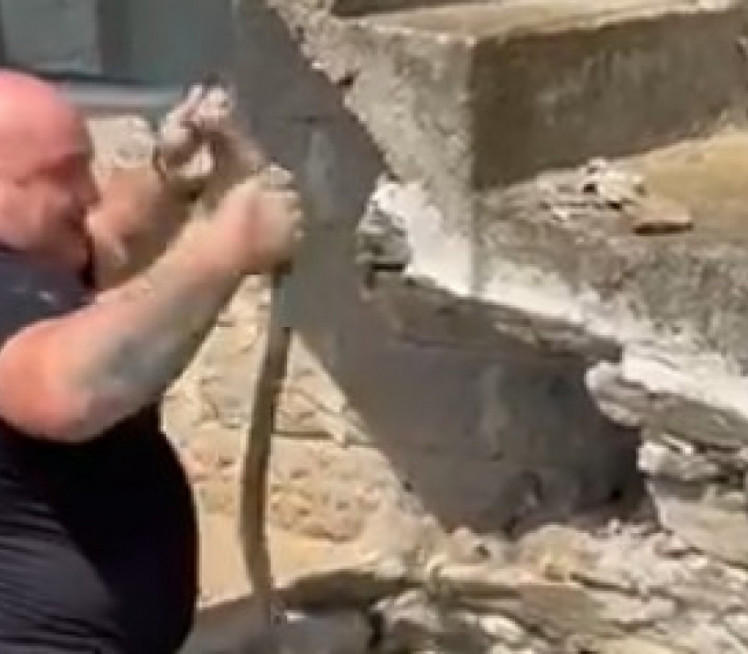 "Majko moja, jao!" Čuvenog zmijolovca ujela zmija