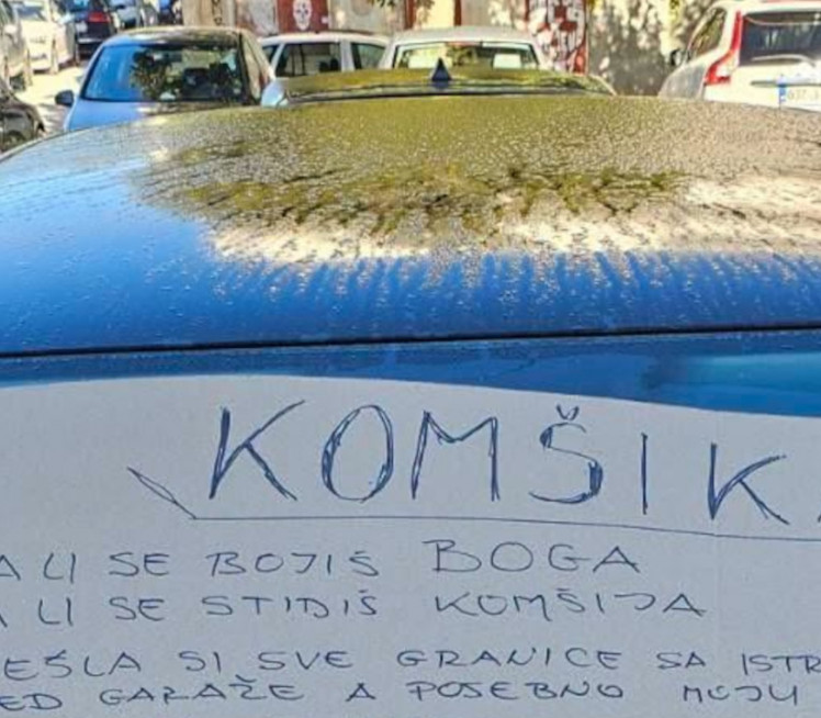 "Komšika, bojiš li se Boga?"Poruka na autu o kojoj bruji BiH