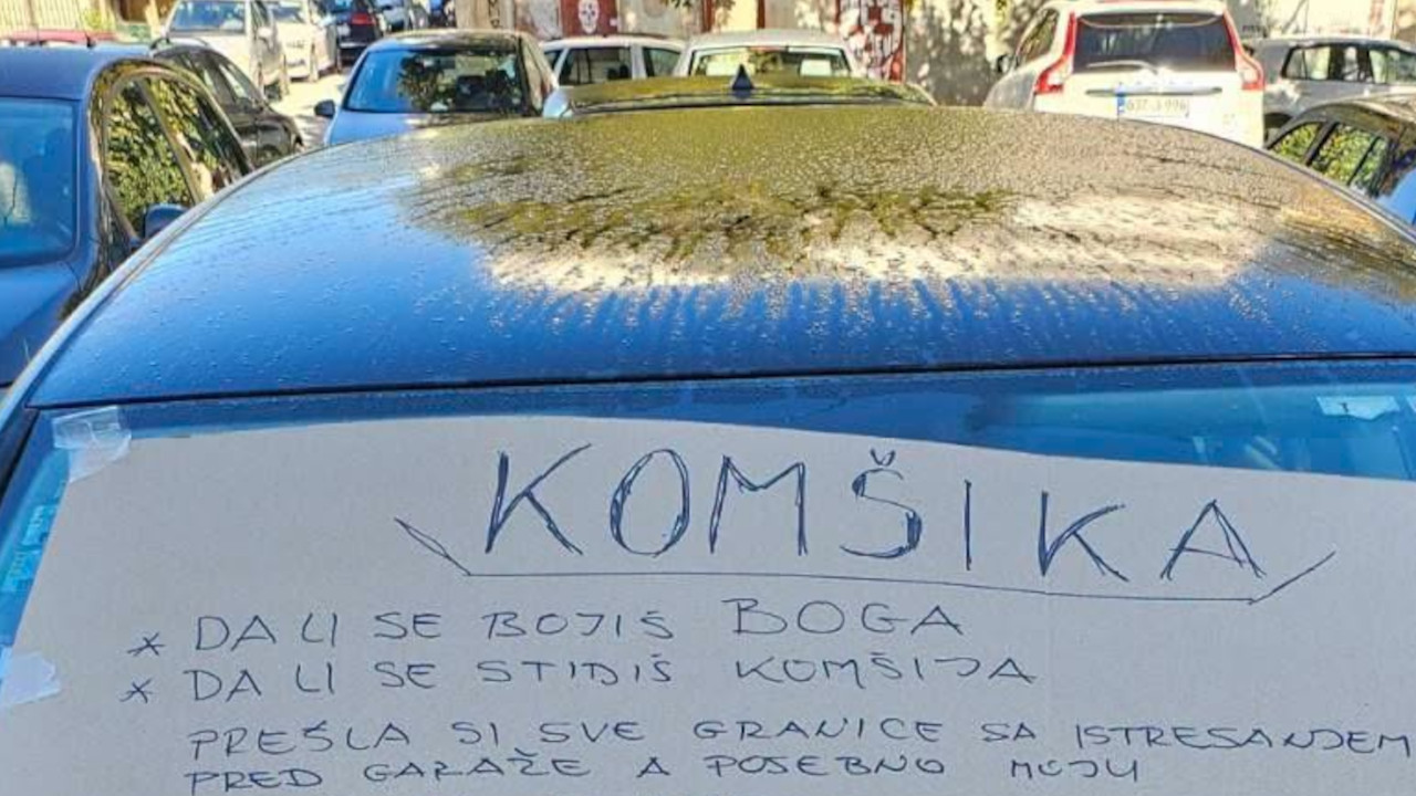 "Komšika, bojiš li se Boga?"Poruka na autu o kojoj bruji BiH