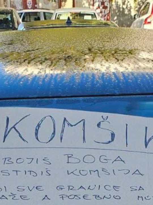 "Komšika, bojiš li se Boga?"Poruka na autu o kojoj bruji BiH