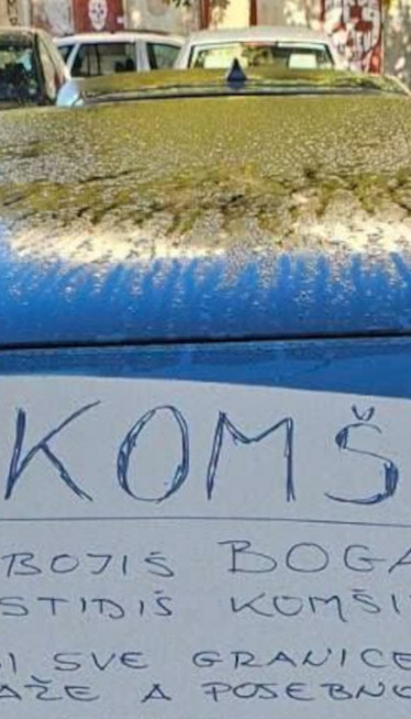 "Komšika, bojiš li se Boga?"Poruka na autu o kojoj bruji BiH