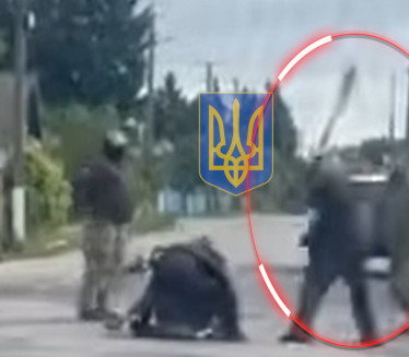 Видео обишао свет: Украјинци мобилишу - чича бије лопатом
