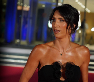 Jelisaveta se raskopčala, ispod minijaturni bikini (foto)