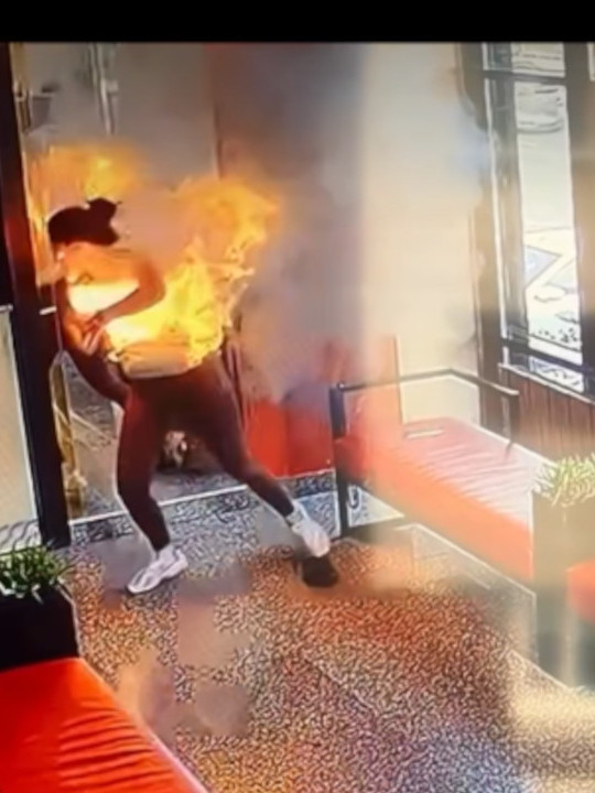 (Video) Eksplodirao joj punjač u torbi,napravio vatrenu kuglu