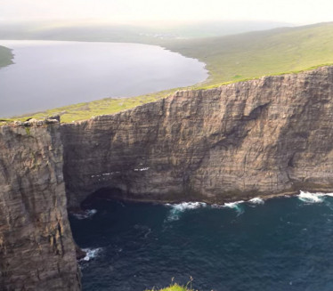 Jezero iznad okeana: Prizor deluje kao fotomontaža