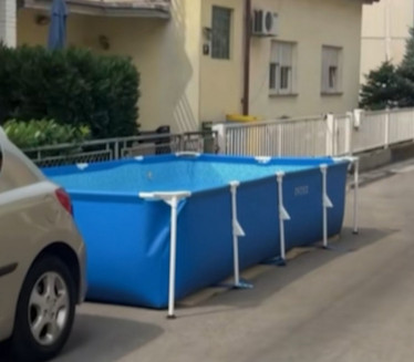 Beli grad to ne pamti: Baka nasred ulice stavila bazen