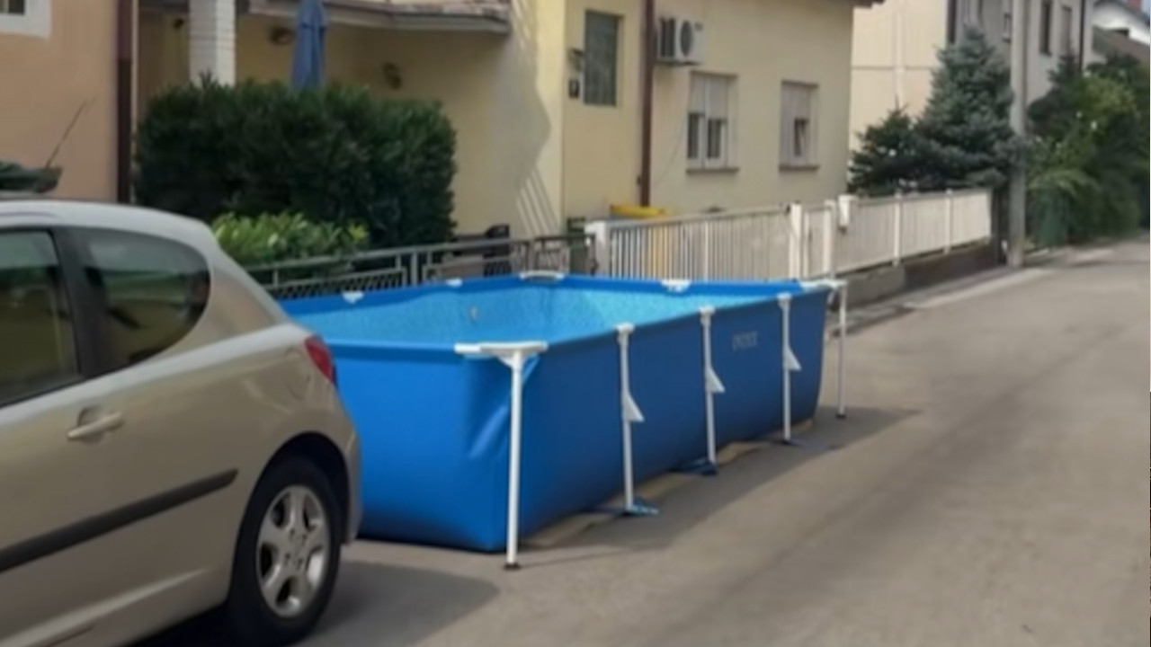 Beli grad to ne pamti: Baka nasred ulice stavila bazen