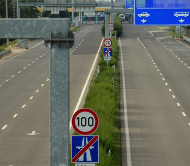 Ušla u suprotan smer na autoputu -dvoje mrtvih,deca kritično