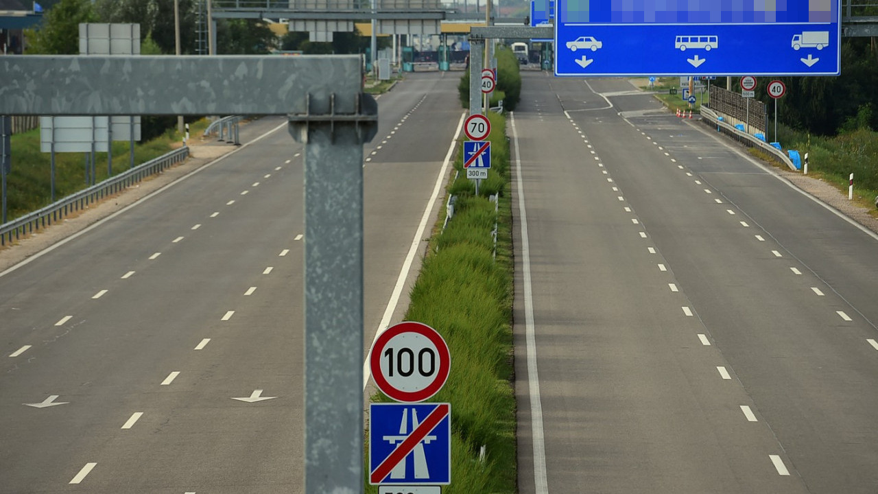Ušla u suprotan smer na autoputu -dvoje mrtvih,deca kritično