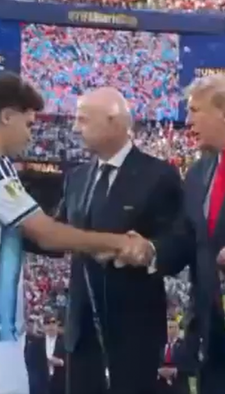 Skandal na dodeli medalja:Igrač odbio da se rukuje sa Trampom