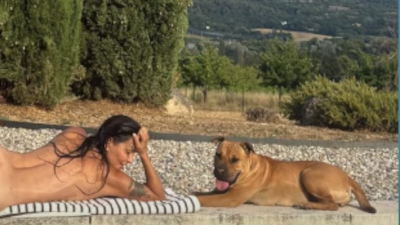 GOLA POZIRA PORED BAZENA: Elena Karić kao od majke rođena