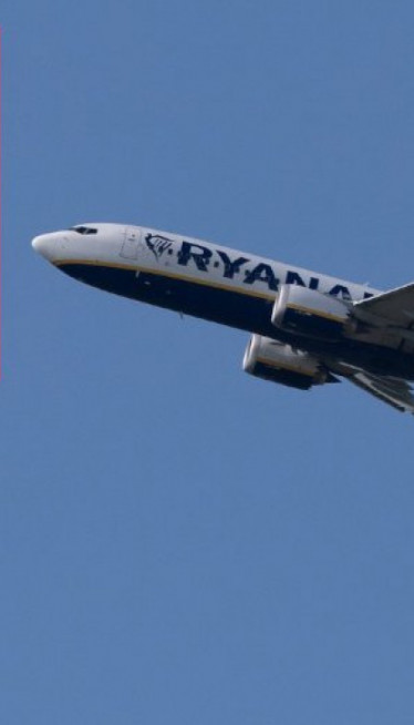 Oglasio se Rajaner: Evo što je Srbin visio sa prozora aviona