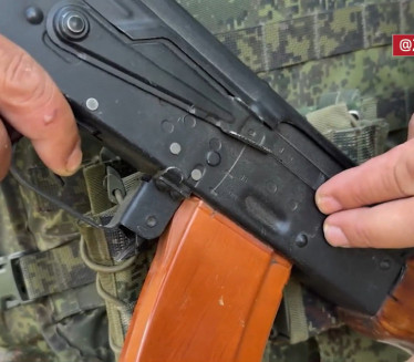 Puška spasila ruskog vojnika! Dron je prepolovio-njemu ništa