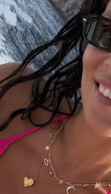 Vrelo leto: Ana na kolenima - u roze bikiniju (foto)