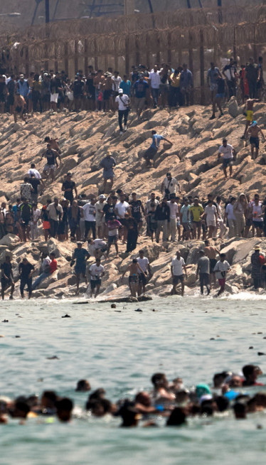Hiljade afričkih migranata pliva do EU-18 mrtvih,stiže vojska