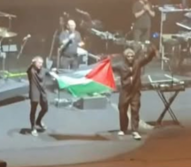 "Massive Attack" izneo zastavu Palestine - popili zabranu