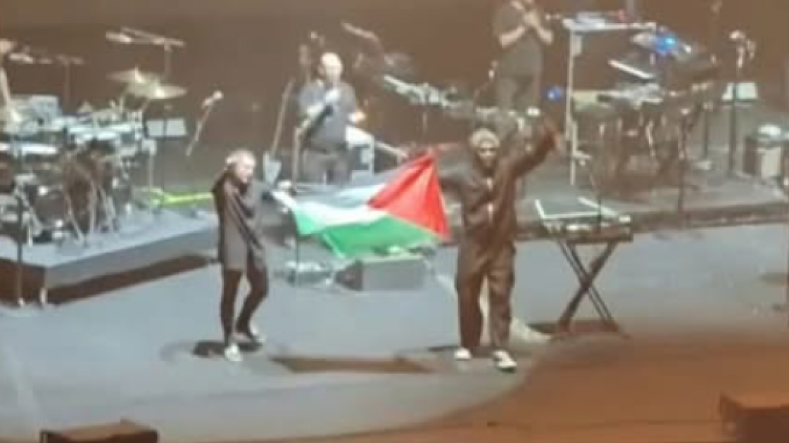 "Massive Attack" izneo zastavu Palestine - popili zabranu