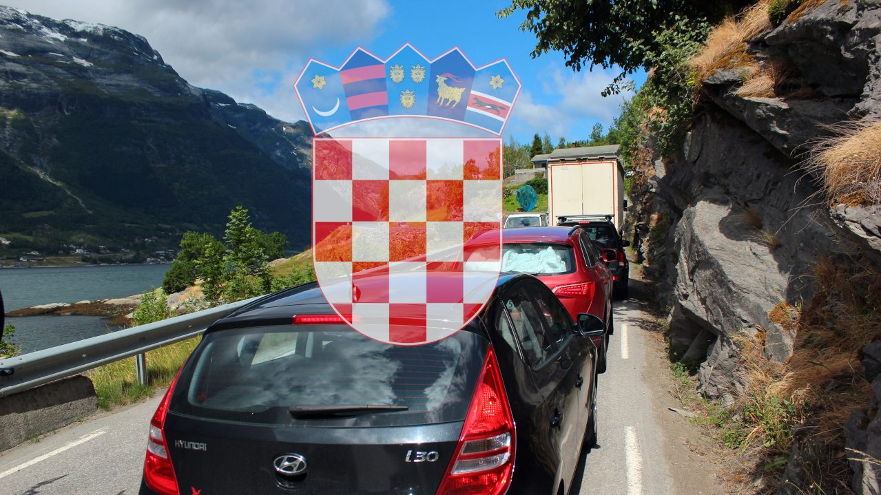 Niko nije verovao šta u rukama drži žena na skuteru (VIDEO)